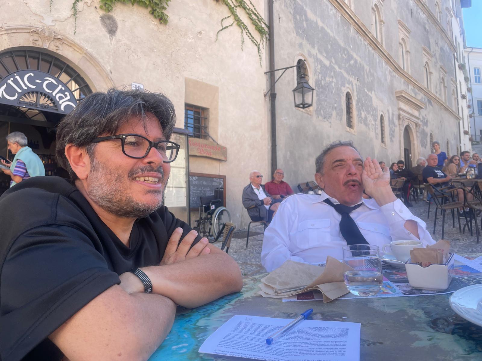 Conversazione a un tavolo all’aperto durante una pausa sul set